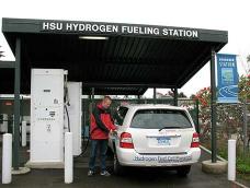 Fueling a fuel cell SUV at the Humboldt Hydrogen Fueling Station